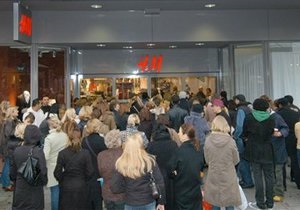 Продажи шведской сети бюджетной одежды H&M упали