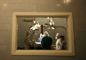 У Китаї поліція заарештувала трьох лікарів за незаконну трансплантацію органів