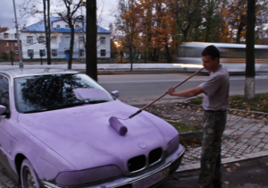 У Росії маляри перефарбували в рожевий колір припаркований на тротуарі BMW