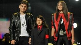 Діти Майкла Джексона з явилися на концерті пам яті батька