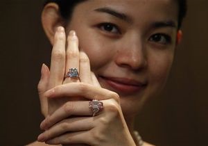 Блакитний діамант у шість каратів був проданий на Sotheby s за $ 10 млн.