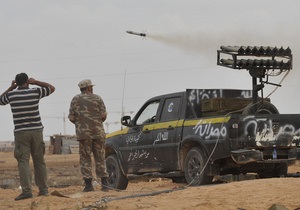 Повстанці відкрили шквальний вогонь по рідному місту Каддафі
