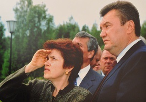 КП: Дружина Януковича дуже засмучується, коли читає про себе у пресі