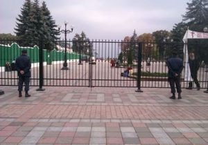 Литвин відхрестився від нової двометрової огорожі біля будівлі парламенту