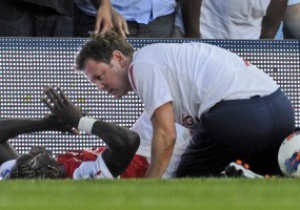 Захисник Арсеналу зламав ногу, впавши на рекламний щит