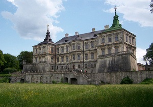 Янукович доручив створити резиденцію в замку у Львівській області