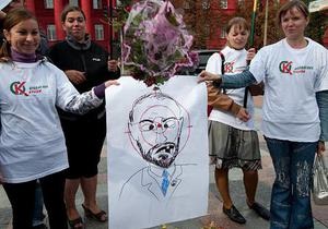 У Києві змагалися, хто краще влучить квітами у карикатуру Табачника