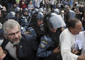 Прихильники Тимошенко заблокували виїзд з суду. МВС запевняє, що сльозогінний газ не застосовували