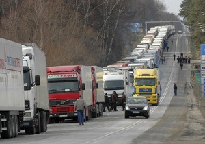 На польсько-українському кордоні мікроавтобус з українцями врізався у фуру: є жертви