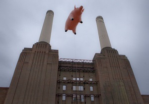 Над Лондоном пролетіла гігантська надувна свиня