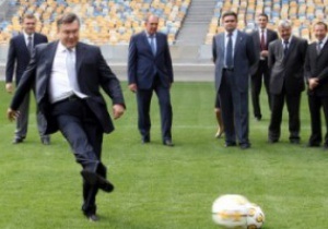Янукович лично проинспектировал НСК Олимпийский и забил гол Суркису