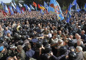 Соціальні протести: Нардеп заявив, що держбюджет-2012 зверстаний з урахуванням скасування пільг 16-ти категоріям громадян