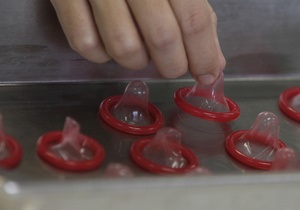 Сімейна пара та 70-річна киянка оштрафовані за порушення під час торгівлі презервативами