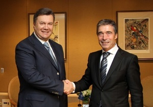 Янукович зустрівся з генсеком НАТО