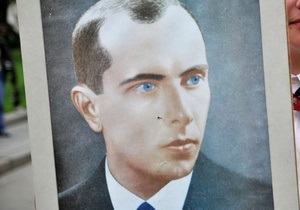 Комсомольців, які стріляли по портретах Бандери і Шухевича, притягнуть до адмінвідповідальності