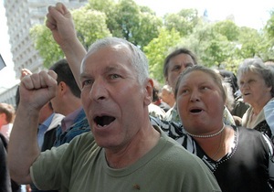Пікетники припинили штурм Верховної Ради: до учасників мітингу вийшли депутати