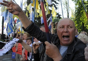 Під стінами Верховної Ради більш як тисяча людей протестують проти скасування пільг