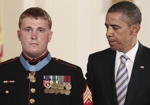 Обама вручив найвищу нагороду США солдату, котрий врятував 36 осіб