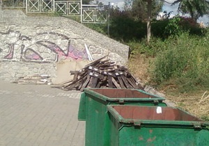 У Києві вандали викинули на смітник таблички з назвою сіл, знищених під час Голодомору