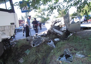 У Маріуполі автомобіль Geely зіткнувся з металовозом: троє загиблих