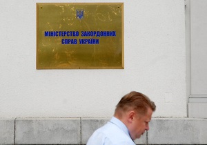 МЗС України з ясовує, чи були на борту Як-42, що розбився, українці