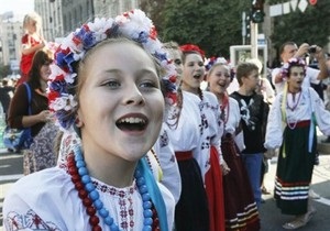 Опитування: Кожен другий українець спілкується вдома українською мовою