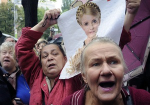Прихильники Тимошенко облили водою міліціонерів