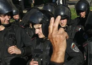 Фотогалерея: Встановленню не підлягає. Беркут зніс намети опозиції, встановлені на підтримку Тимошенко