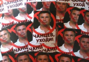 Фанаты луганской Зари расклеили фотографии тренера команды на мусорных урнах
