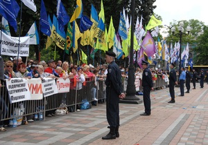 Біля Верховної Ради з явився двометровий паркан