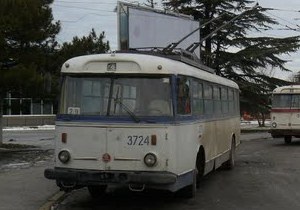У Криму на тролейбус із пасажирами впала електроопора