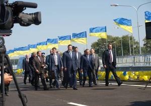 ЗМІ: Через Януковича близько тисячі автомобілів не можуть виїхати з Житомира