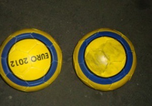 Сотрудники таможни стерли символику Евро-2012 с тысячи контрафактных футбольных мячей