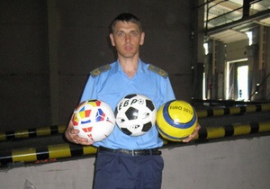 Одеські митники затримали партію футбольних м ячів з Пакистану