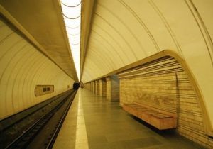 На станції київського метро Дружби народів відремонтують ескалатор