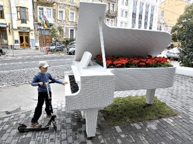 У центрі Києва встановили бутафорський рояль, який грає Шопена