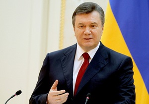 Янукович помолився у Лаврі, поклав квіти до пам ятника Шевченку і прибув на Володимирову гору