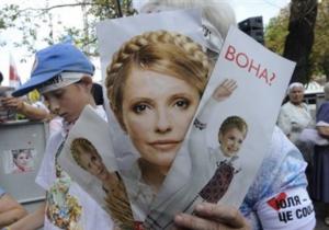 Захист Тимошенко просить відпустити її з СІЗО, щоб відвідати хвору матір