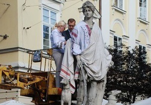 У Львові скульптури античних богів на площі Ринок одягнули у вишиванки