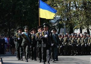 У Дніпропетровську солдати пройшли маршем на честь Дня Державного прапора