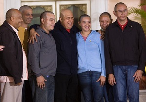 У Венесуелі прихильники Чавеса публічно поголилися наголо