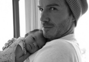 Виктория Бекхэм опубликовала в Twitter фото мужа с новорожденной дочерью