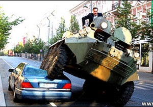 Мер Вільнюса розтрощив неправильно припаркований автомобіль БТРом