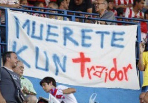 Фанаты Атлетико проводили Агуэро в МанСити, пожелав ему смерти
