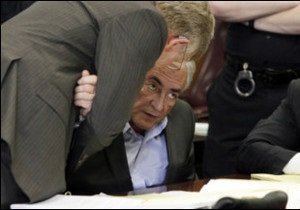 Стросс-Кана з літака виманювали мобільним