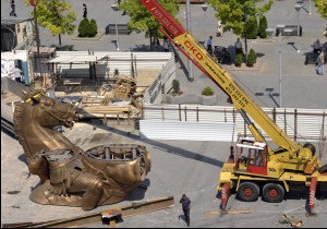 Статуя посварила Грецію та Македонію