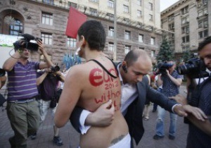 Активистка FEMEN поскандалила на церемонии запуска часов ЕВРО-2012