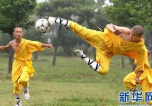 По мотивам фильма. Шаолиньские монахи объединили футбол и кунг-фу