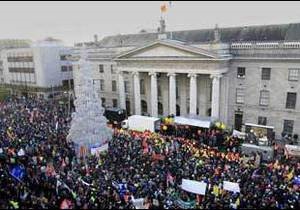 Десятитисячні протести в Дубліні проти скорочень