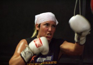 Лучшая женщина-боксер в истории получила огнестрельные ранения от мужа